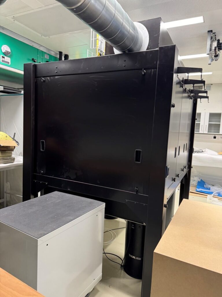 Réalisation de l’habillage complet d’une installation de caisson avec luminaires LED pour un laboratoire (1) (1)